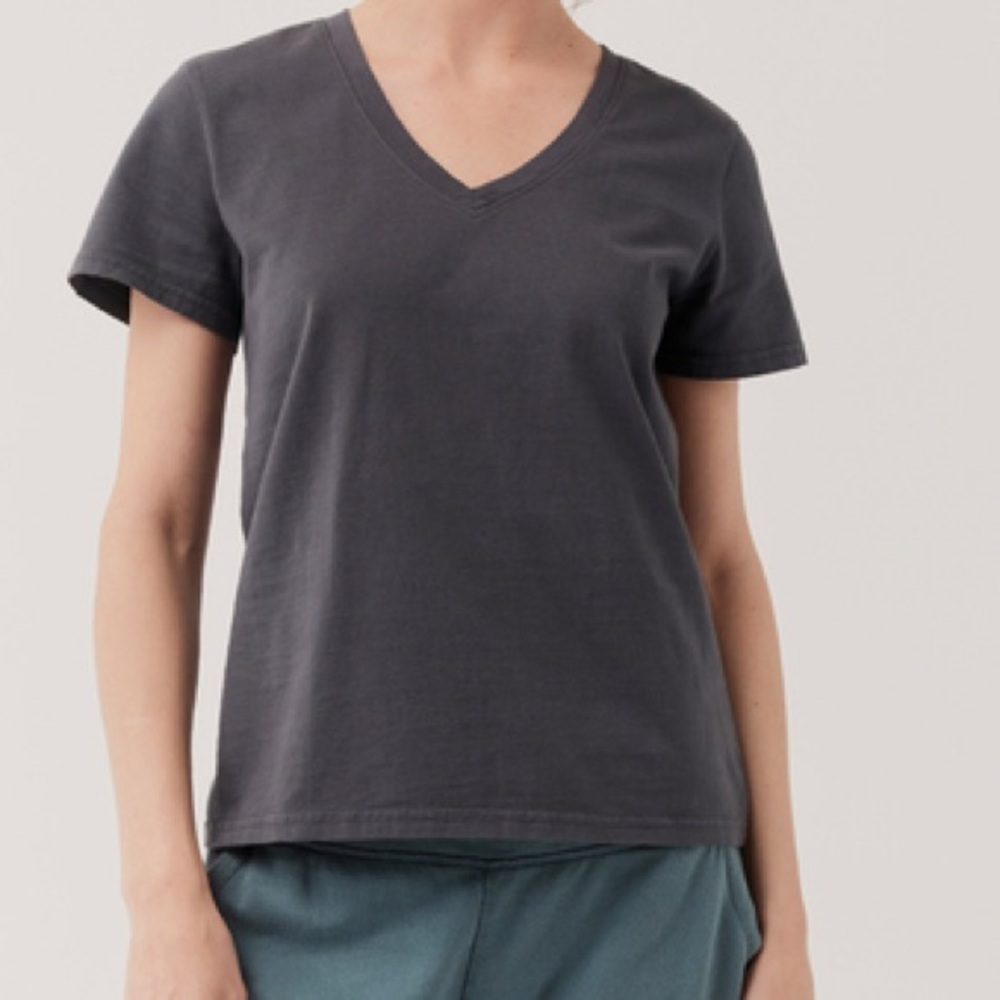 Storm gray organic cotton V-neck tee